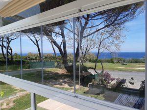 Ventanas de cristal en una casa situada en el campo
