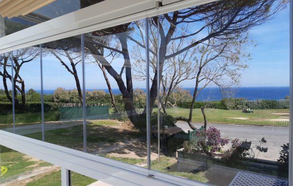 Ventanas de cristal en una casa situada en el campo