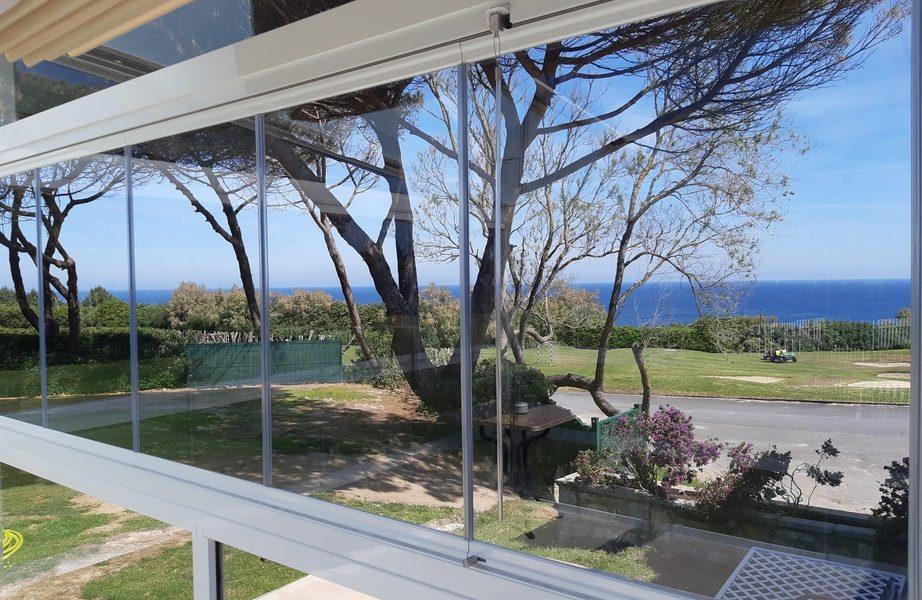 Ventanas de cristal en una casa situada en el campo