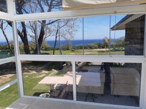 Ventanas de cristal en una casa situada en el campo
