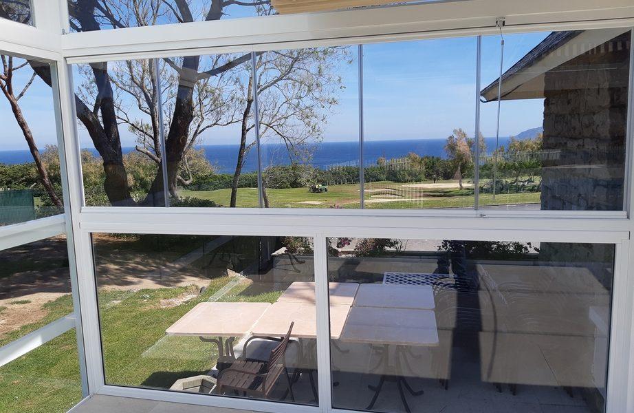 Ventanas de cristal en una casa situada en el campo