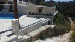 Casa hecha con mármol donde se puede apreciar las barandillas de cristal en el balcón