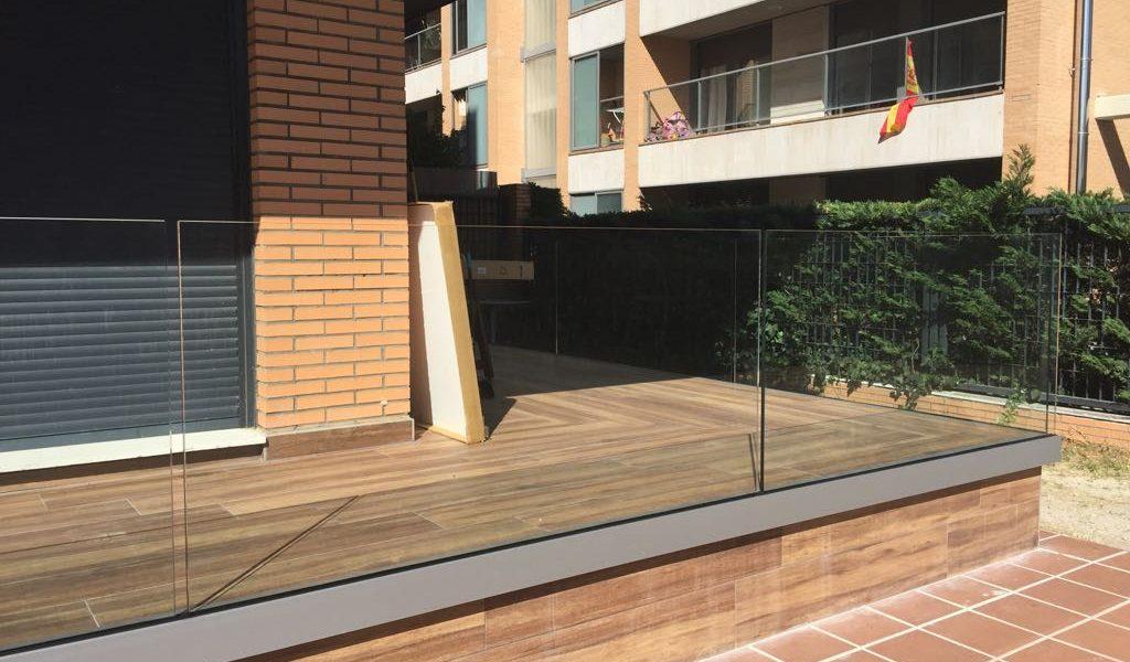 Cristal de seguridad en una casa resistente a golpes y seguro