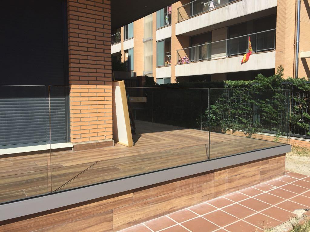 Cristal de seguridad en una casa resistente a golpes y seguro