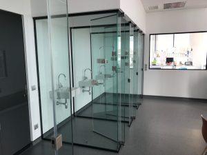 Puertas de cristal para baños con diseño transparente
