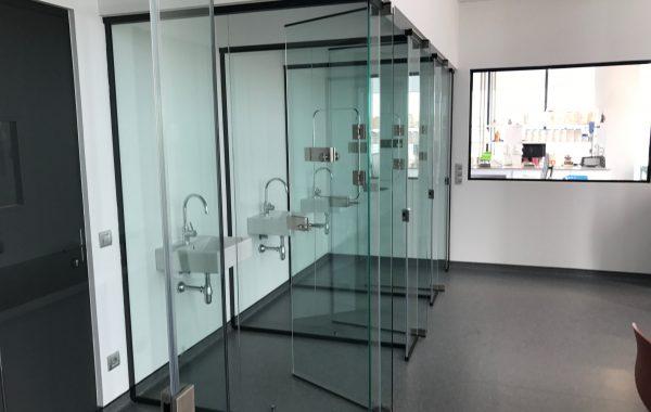 Puertas de cristal para baños con diseño transparente