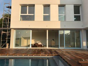 Trabajadores instalando Puertas Correderas en una casa que se encuentra en proceso de obras