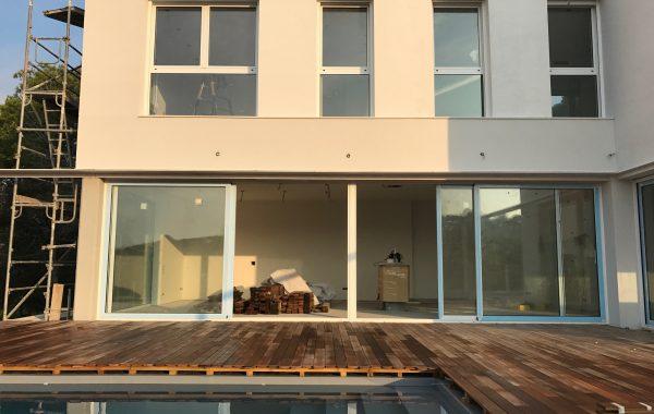 Trabajadores instalando Puertas Correderas en una casa que se encuentra en proceso de obras