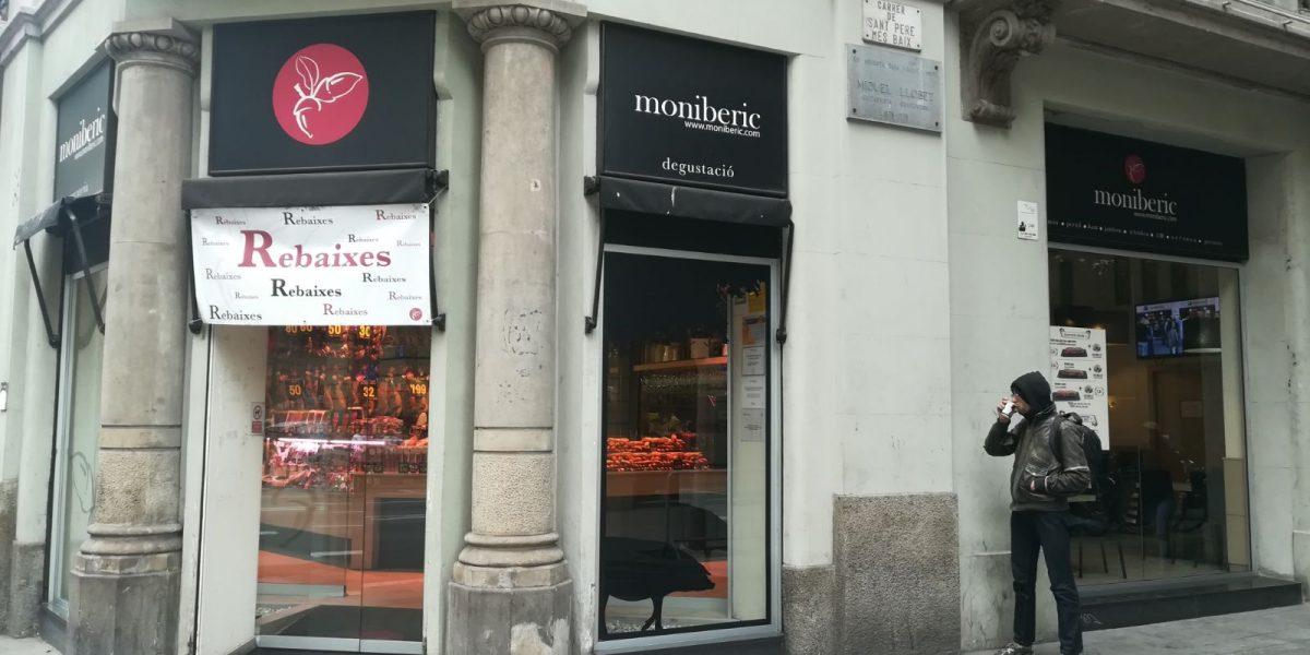 Escaparate de cristal de una tienda de paletas y jamones ibéricos