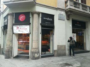 Escaparate de cristal de una tienda de paletas y jamones ibéricos