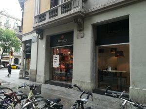 Escaparate de cristal de una tienda de paletas y jamones ibéricos