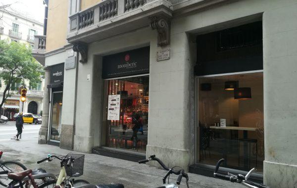 Escaparate de cristal de una tienda de paletas y jamones ibéricos