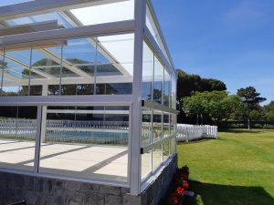 Ventanas de cristal recién instalados en una casa que se encuentra en proceso de mudanza o construcción