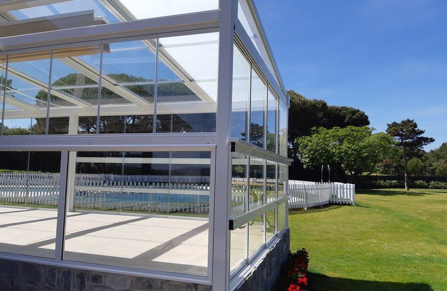 Ventanas de cristal recién instalados en una casa que se encuentra en proceso de mudanza o construcción