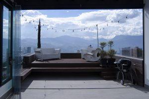 Cortina de cristal transparente con cristal diseñados a medida en un piso con perfectas vistas