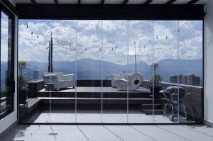 Cortina de cristal transparente en un piso con perfectas vistas