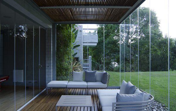 Cortinas de cristal de una casa que se encuentra situada en Terrassa en un lugar tranquilo