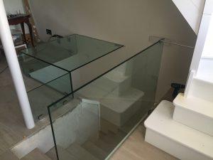 Barandilla de cristal recién instalada en una casa que se encuentra en proceso de obras