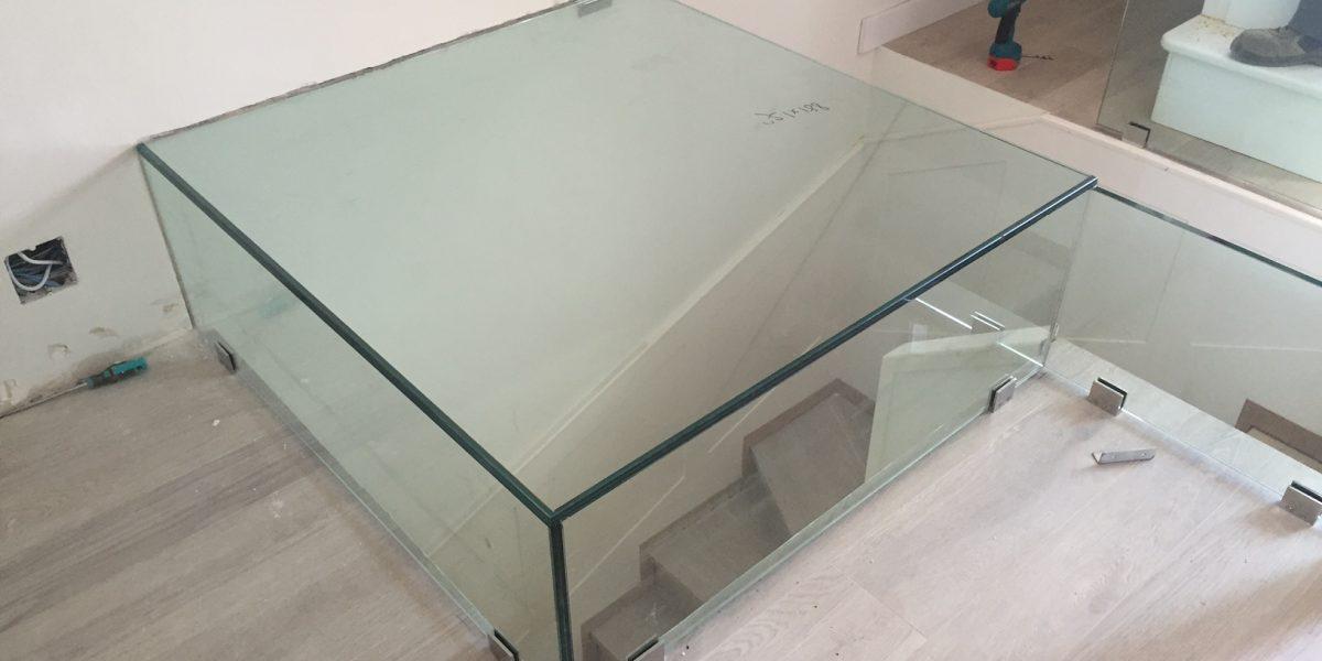 Pared de cristal situado en la escalera que está recién instalado