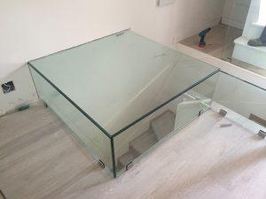 Pared de cristal situado en la escalera que está recién instalado