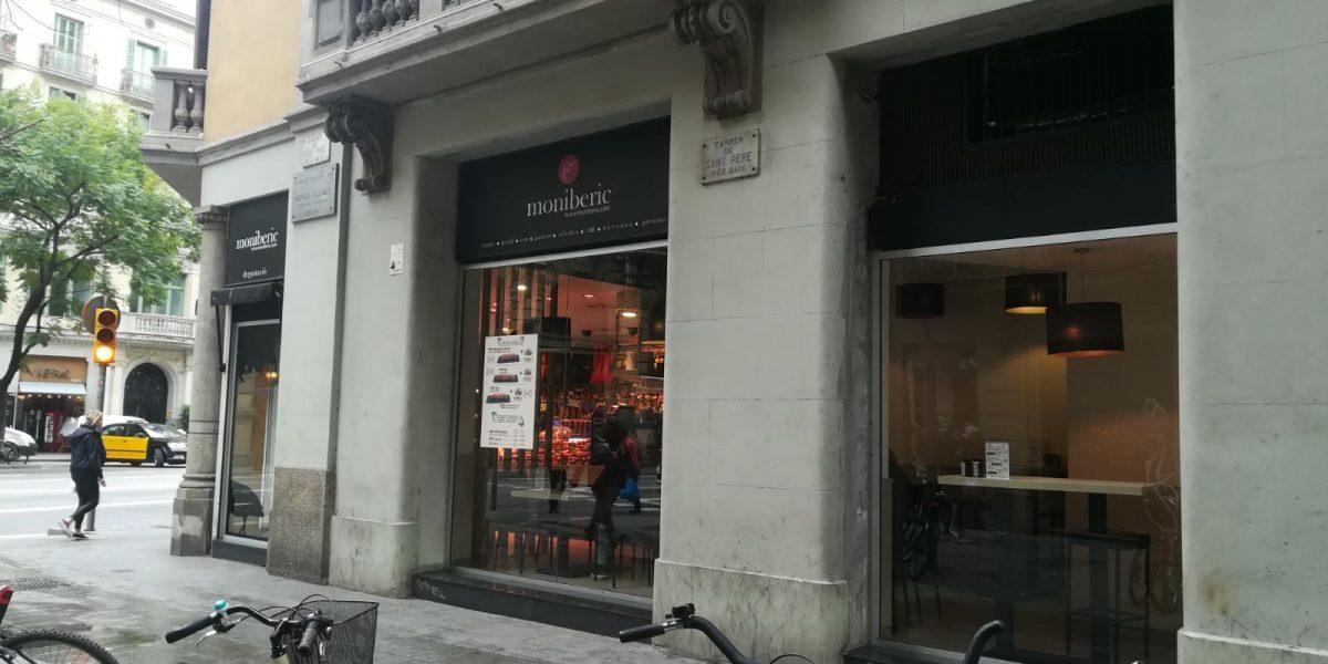 Escaparate de cristal de una tienda de paletas y jamones ibéricos