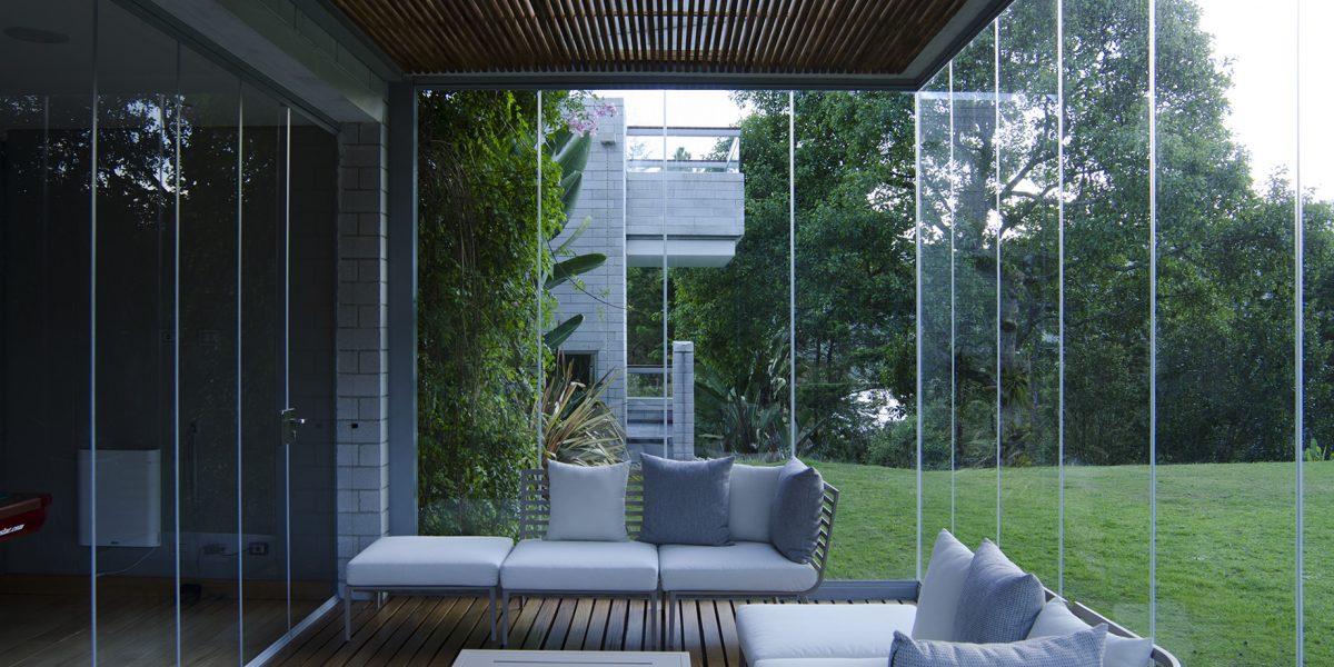 Cortinas de cristal de una casa que se encuentra situada en Terrassa en un lugar tranquilo