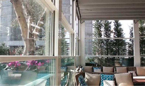 Ventanas de aluminio donde se puede ver la luz natural que entra en la casa