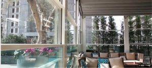 Ventanas de aluminio donde se puede ver la luz natural que entra en la casa