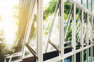 Ventanas de cristal abiertas de una casa para que entre una mejor ventilación