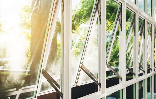 Ventanas de cristal abiertas de una casa para que entre una mejor ventilación