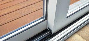 Ventana de aluminio transparente recién instalada