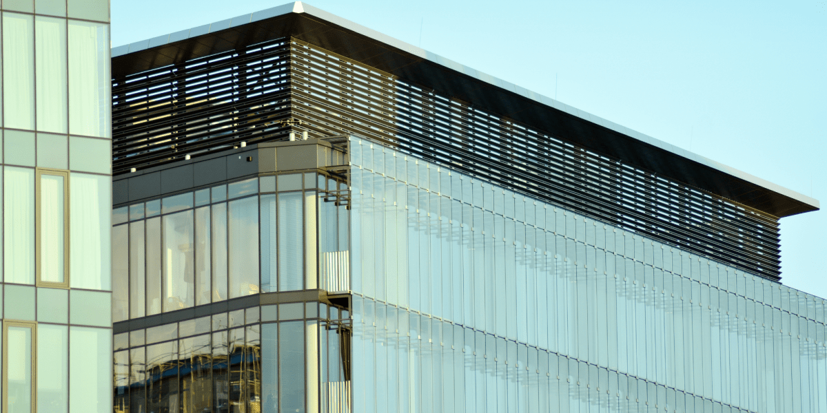 Pared de cristal de seguridad en un edificio para proteger el cristal del edificio