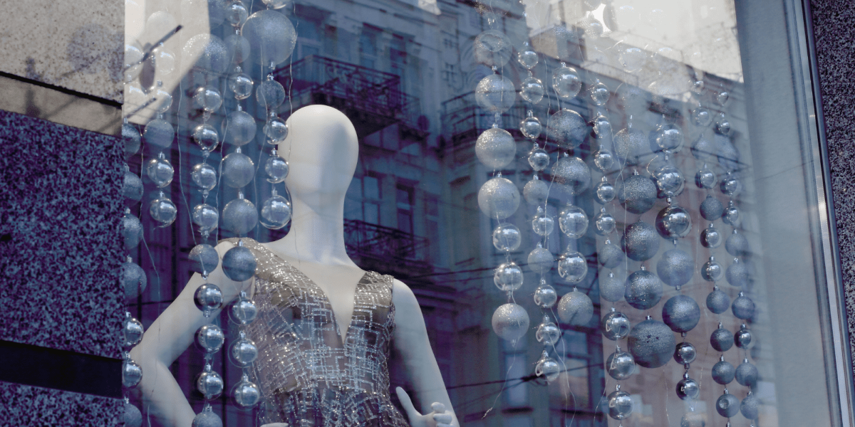 Escaparate de Cristal de una tienda de elementos para la decoración navideña