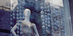 Escaparate de Cristal de una tienda de elementos para la decoración navideña