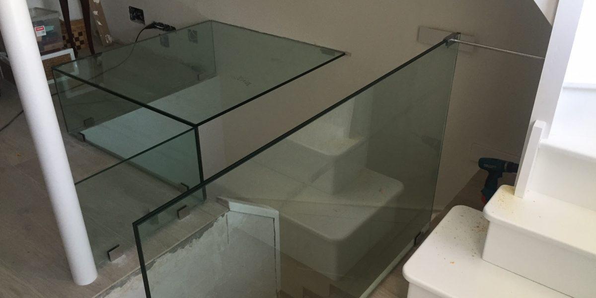 Paredes de cristal y barandilla de cristal de seguridad recién instaladas a medida en una casa