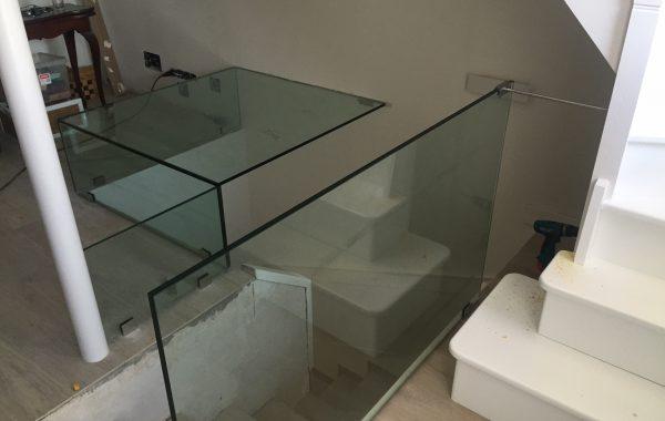 Paredes de cristal y barandilla de cristal de seguridad recién instaladas a medida en una casa