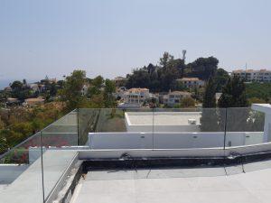 Paredes de cristal de seguridad en el balcón de una casa situada en Cerdanyola