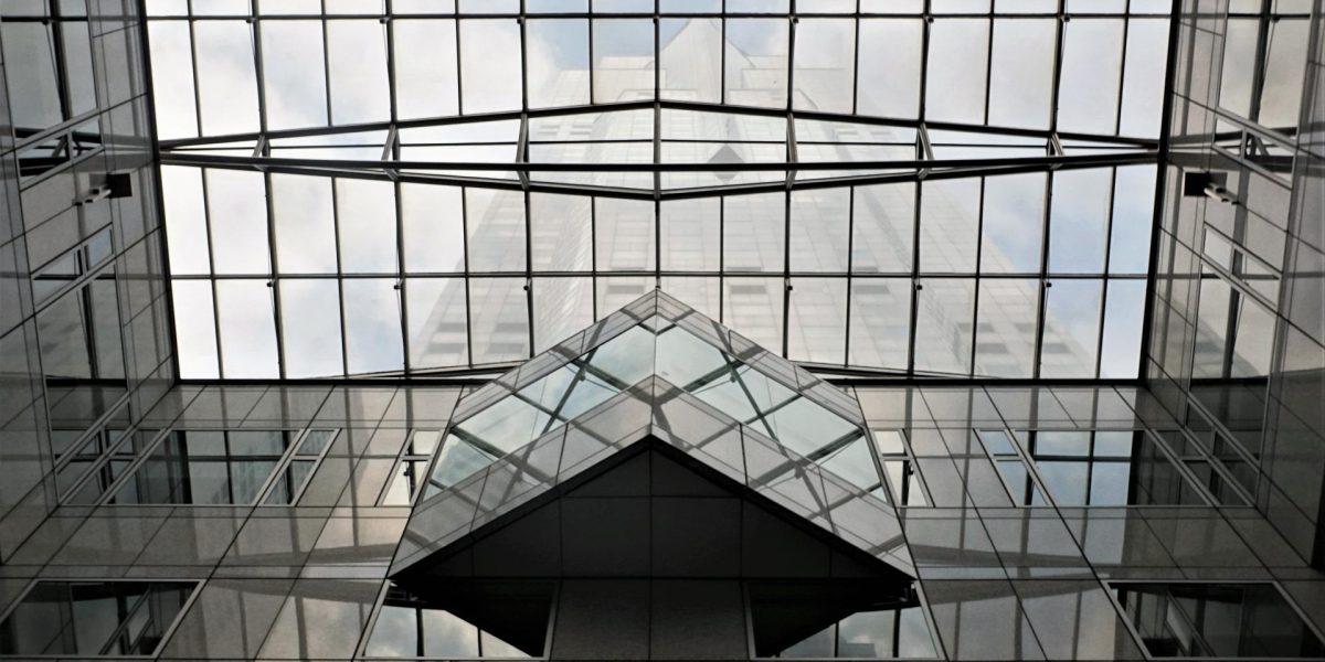 Ventanas de cristal y otros elementos de cristal en un Edificio arquitectónico