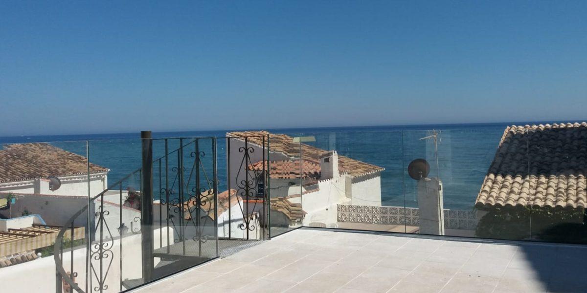 Cristales de seguridad en el balcón de una casa recién instalados