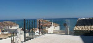 Cristales de seguridad en el balcón de una casa recién instalados