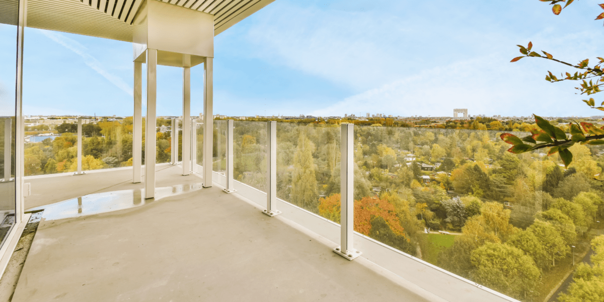 Paredes de cristal seguras en el balcón