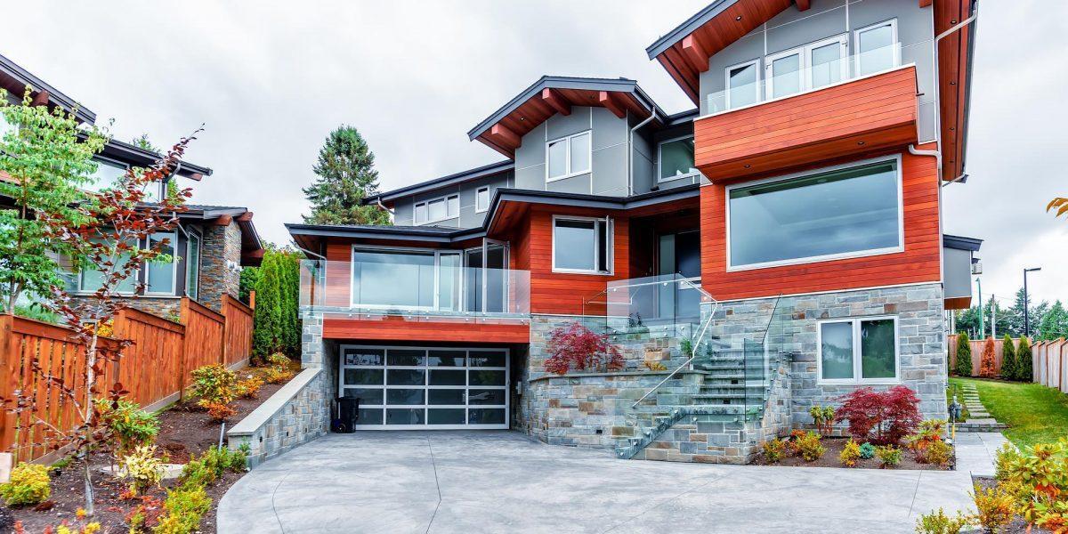 Ventanas de cristal y otros elementos de vidrio en una casa situada en Terrassa, alejado del centro de la ciudad
