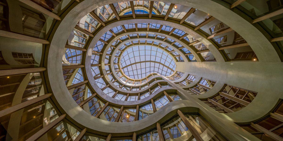 Ventanas y techos de cristal de una obra arquitectónica