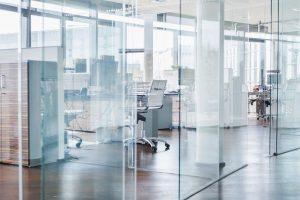 Puertas de cristal instaladas a medida de una oficina en un edificio