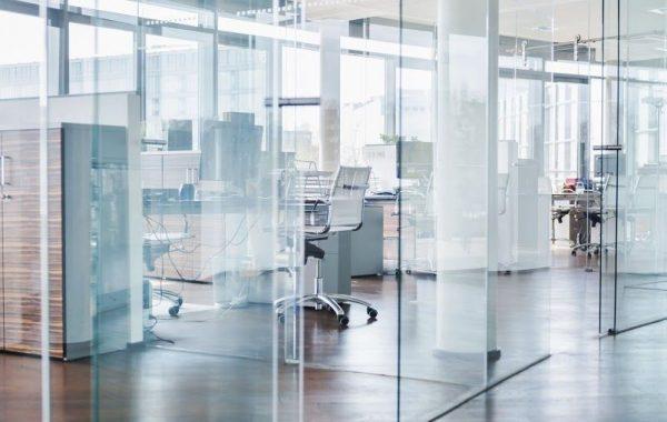 Puertas de cristal instaladas a medida de una oficina en un edificio