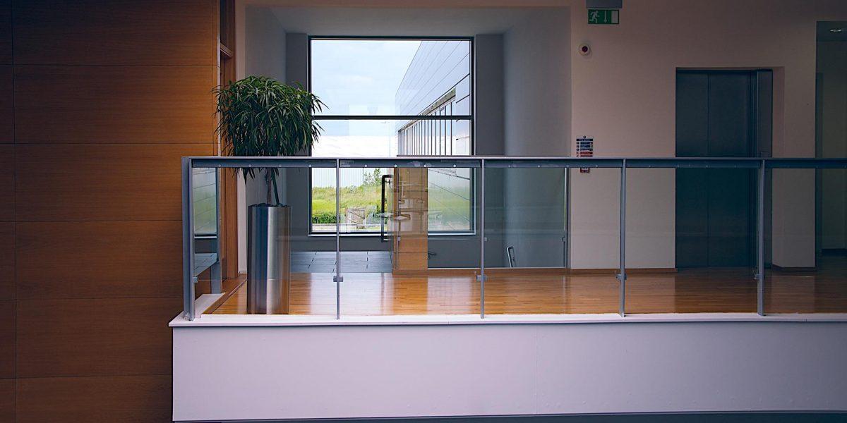 Barandilla de cristal segura y resistente de un edificio