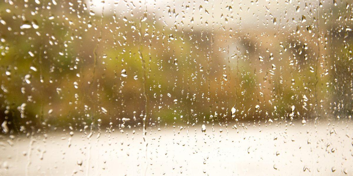 Cristal empañado con gotas de agua