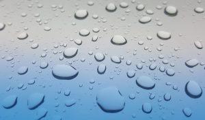 Cristal empañado con gotas de agua