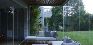 Cortinas de cristal de una casa que se encuentra situada en Terrassa en un lugar tranquilo