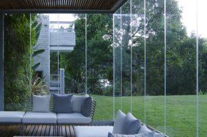 Cortinas de cristal de una casa que se encuentra situada en Terrassa en un lugar tranquilo